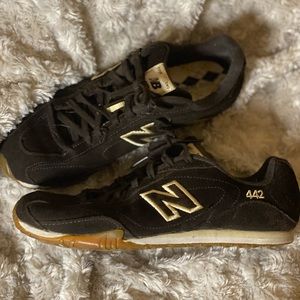 Women’s brown suede New Balance size 8, EUC